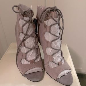 Nine West Taupe Criss Cross 3.5 Heel 8M NWT